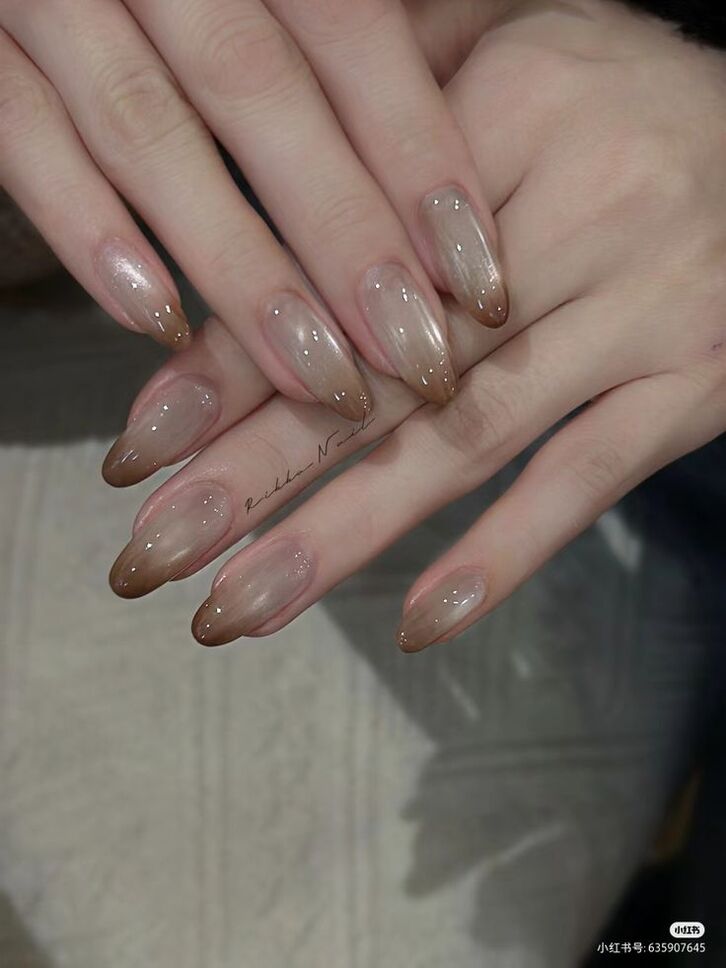 Bộ màu nail đơn giản giúp sáng da, phù hợp cho cả khi đi học và đi làm