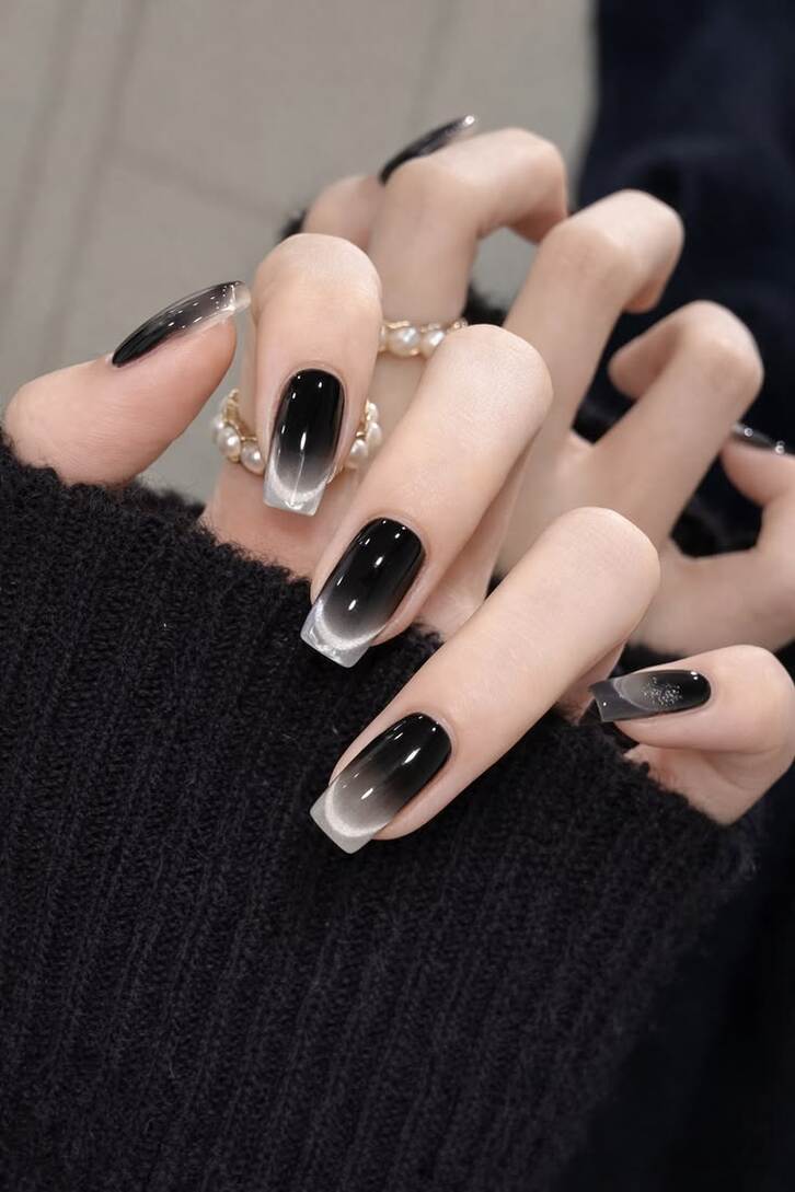 Bộ móng gel mắt mèo màu đen huyền bí, ánh lên vẻ sang chảnh và cá tính cho những tín đồ yêu thích phong cách cá tính