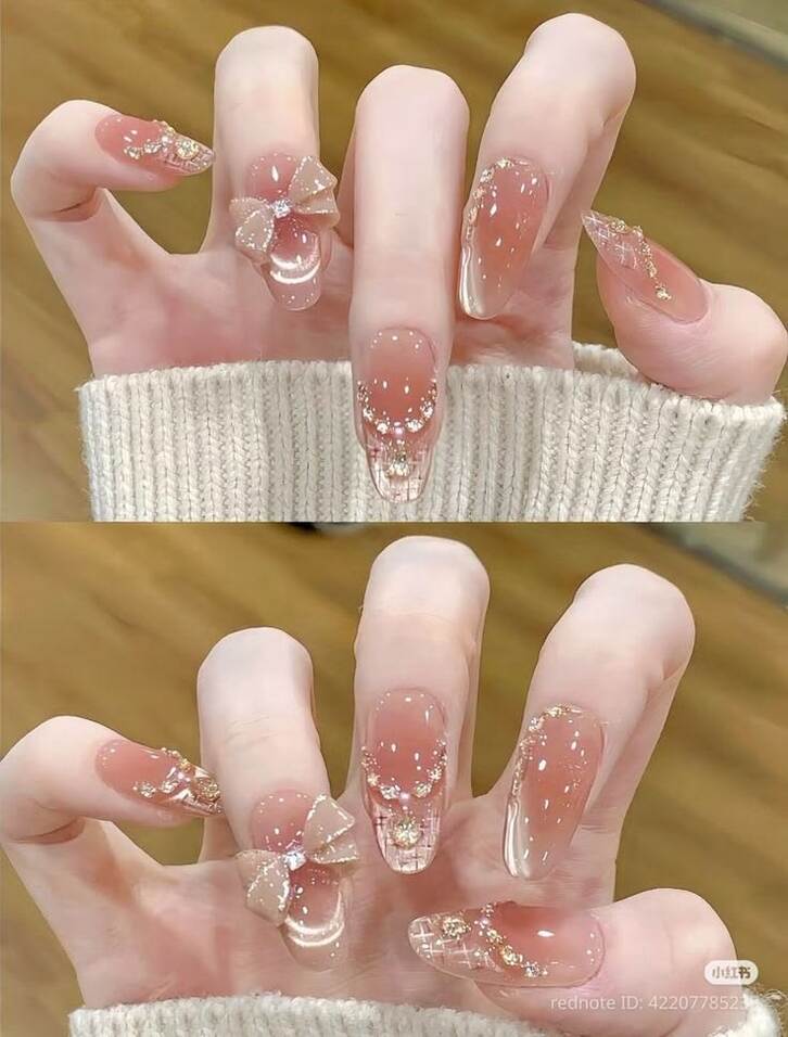 Bộ móng nail màu hồng đính đá, ngọt ngào và nữ tính