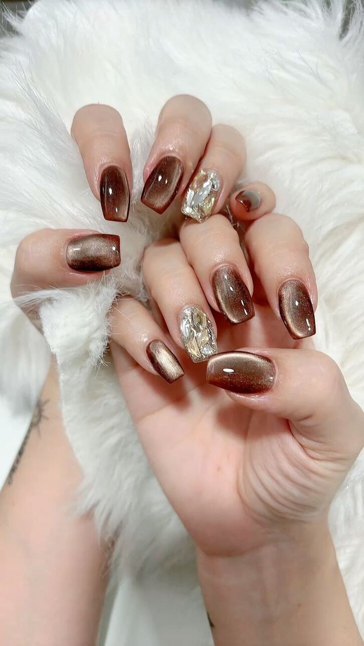 Bộ móng nâu thạch bóng phù hợp cho dáng móng vuông cá tính