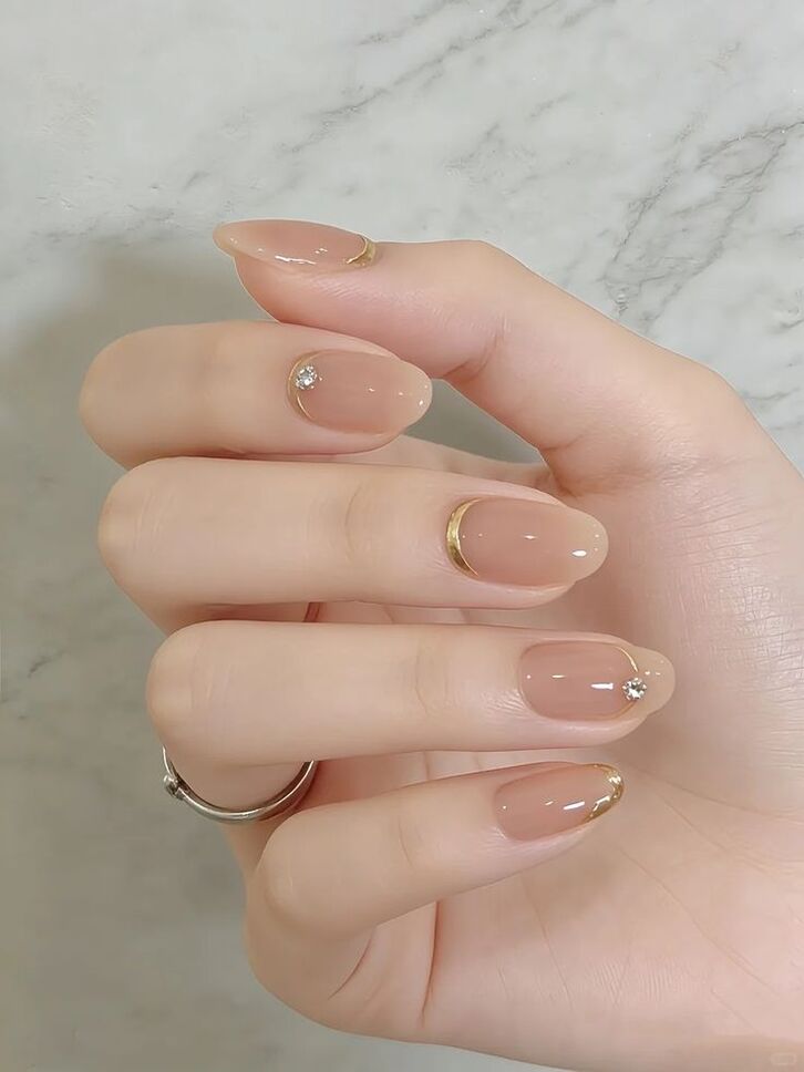 Bộ móng tay đẹp phong cách tối gián cho nàng công sở