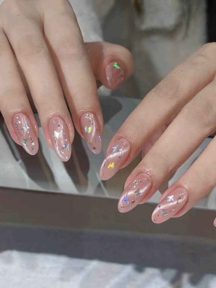 Bộ móng hiệu ứng mắt mèo tông hồng ngọt ngào, mang đến vẻ nữ tính, đáng yêu cho đôi bàn tay