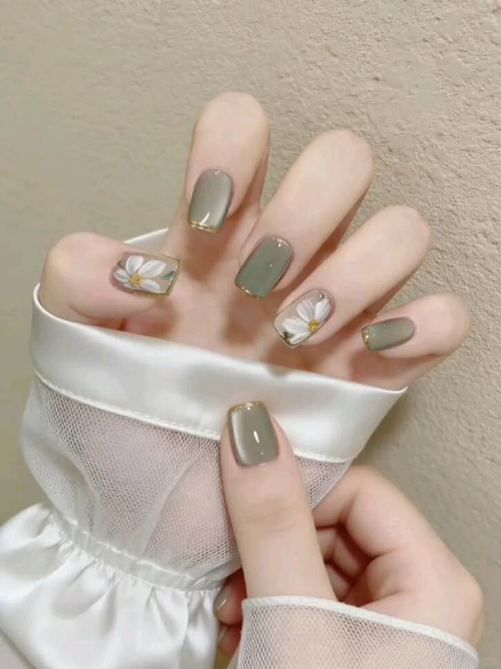 Bộ nail dành cho móng ngắn phối màu xanh rêu thời thượng, mang vẻ đẹp trẻ trung và cá tính