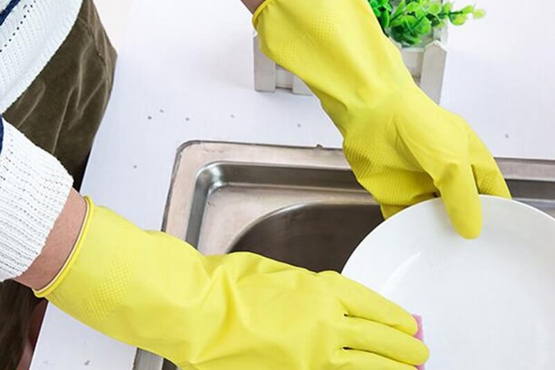 Đeo găng tay khi làm việc nhà giúp bảo vệ móng
