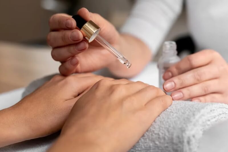 Dùng dầu dưỡng móng chuyên dụng, giải pháp chăm sóc móng hiệu quả