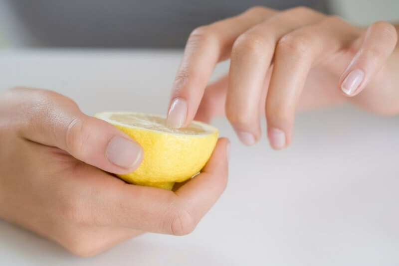 Dưỡng móng với chanh và muối giúp làm sạch và sáng khỏe móng tay
