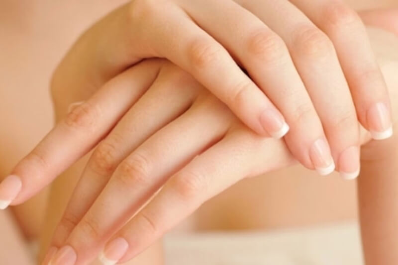 Giữ móng tay sạch sẽ và khô ráo