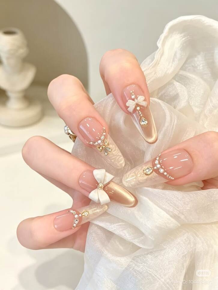 Mẫu nail đính đá đẹp theo xu hướng hiện nay