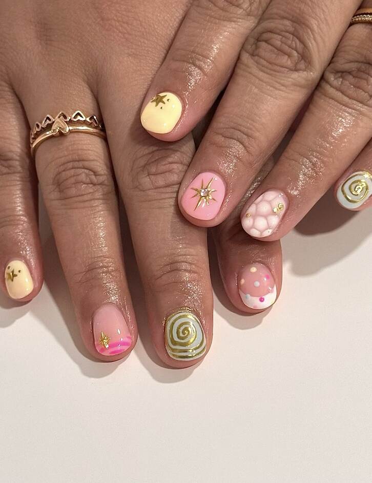Kiểu nail đẹp cho móng tay ngắn, tông màu được chọn khéo léo giúp tôn da ngăm