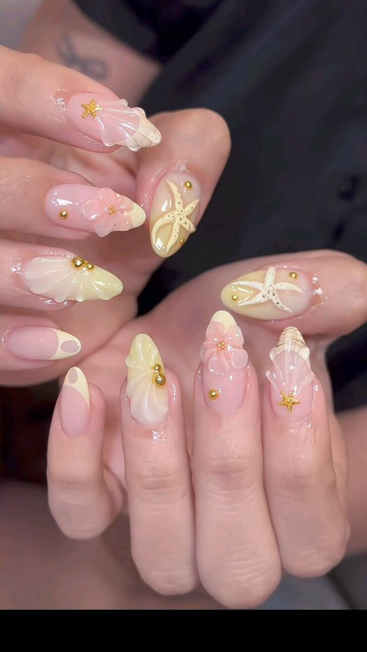 Kiểu nail đi biển đơn giản nhưng vẫn nổi bật khi lên hình, lý tưởng cho những bức ảnh check-in