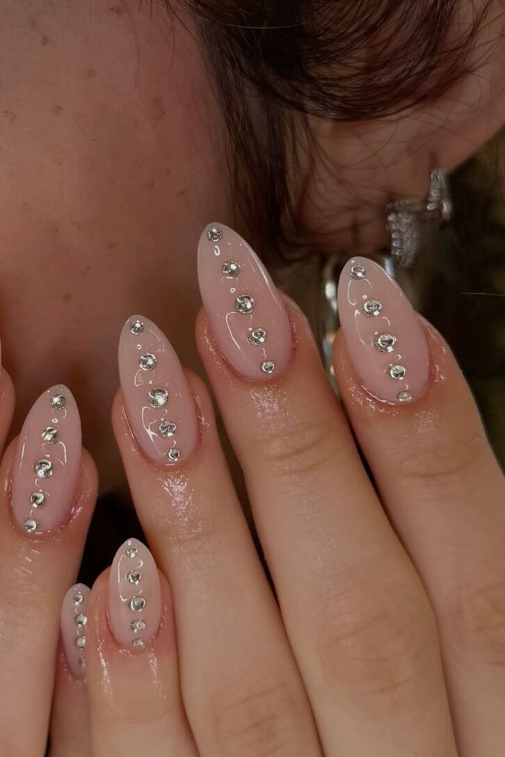 Kiểu nail đính đá kết hợp sơn thạch độc đáo