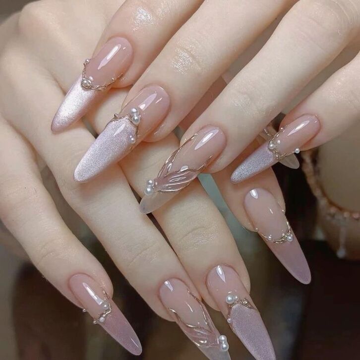 Kiểu nail mắt mèo đính đá lấp lánh, lựa chọn hoàn hảo để nổi bật trong những buổi tiệc cưới