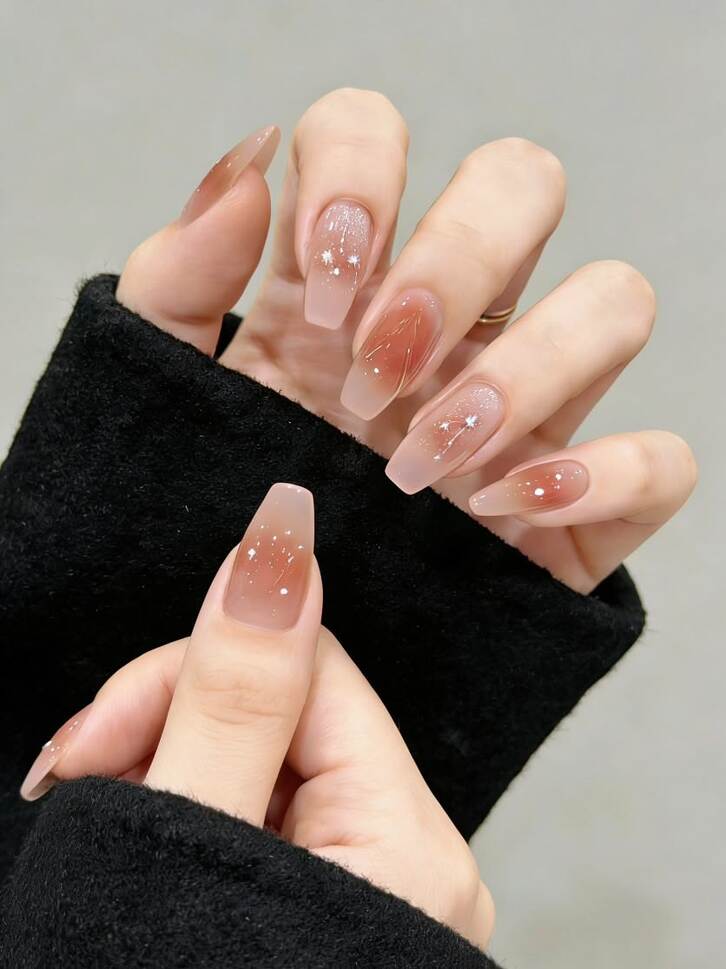 Kiểu nail màu hồng sang trọng, phù hợp cho tiệc cưới