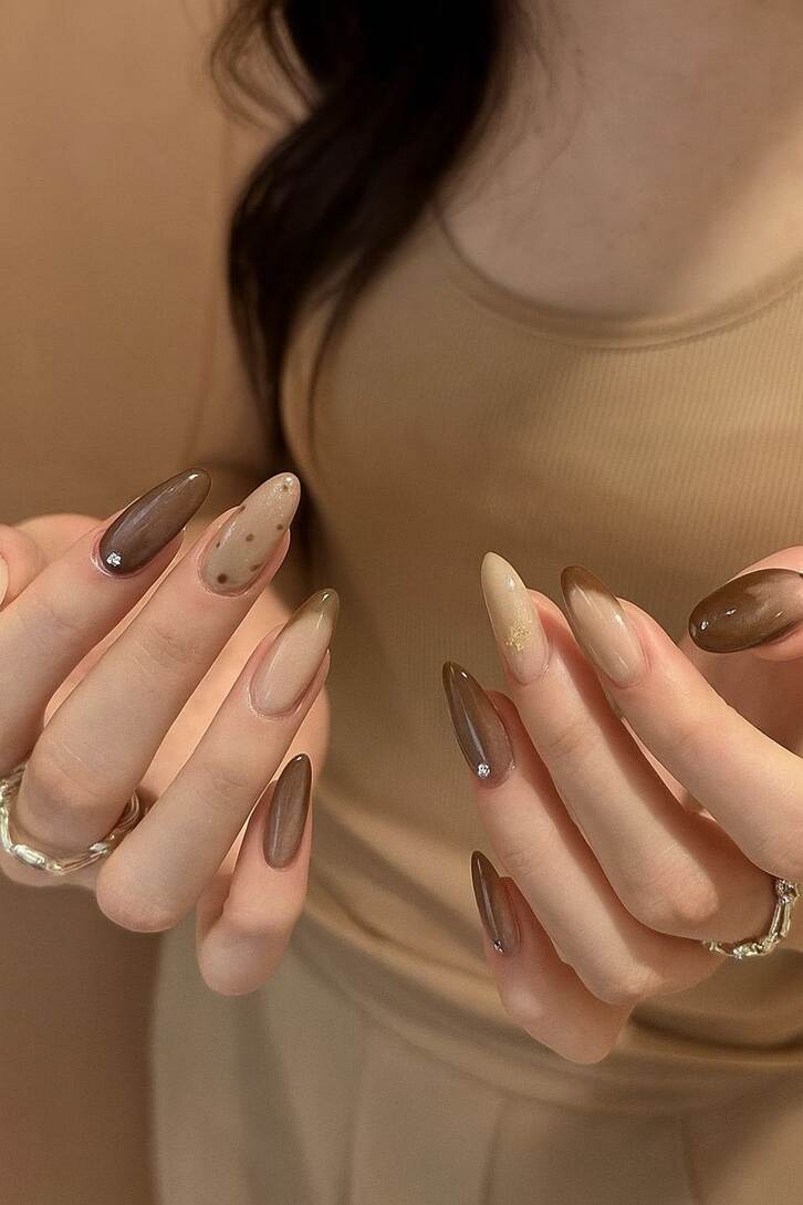 Kiểu nail màu nâu thạch phù hợp với nhiều tông da