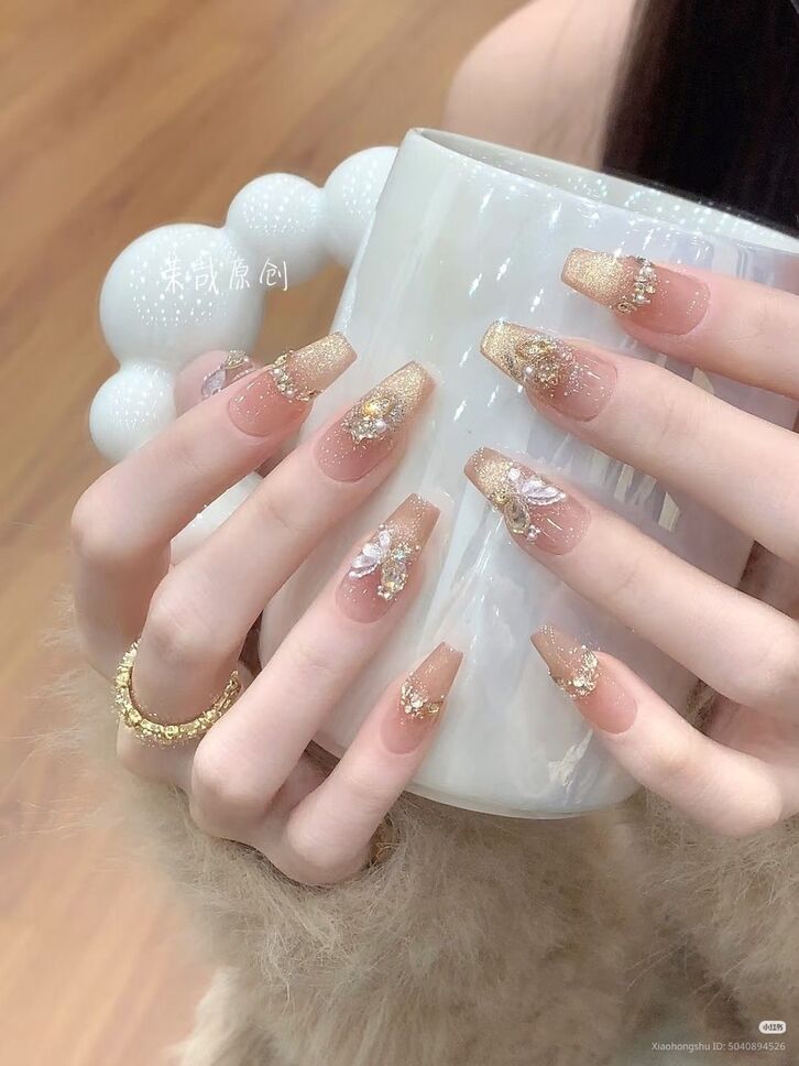 Kiểu nail xinh xắn đính đá nữ tính và cuốn hút