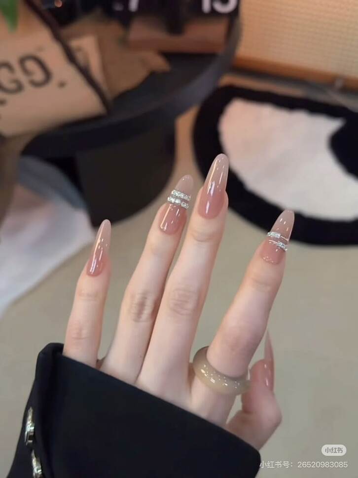 Kiểu sơn móng màu đào sữa, mang lại vẻ đẹp dịu dàng