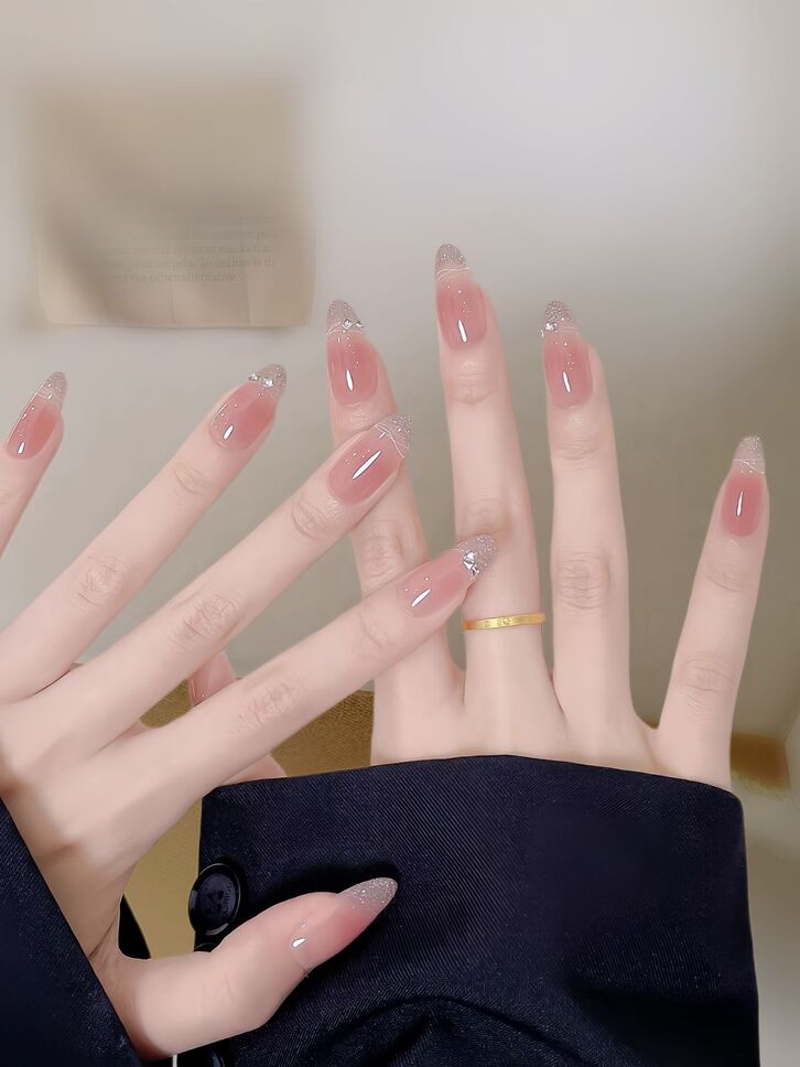 Nail màu hồng thạch trong veo nhẹ nhàng và độc đáo