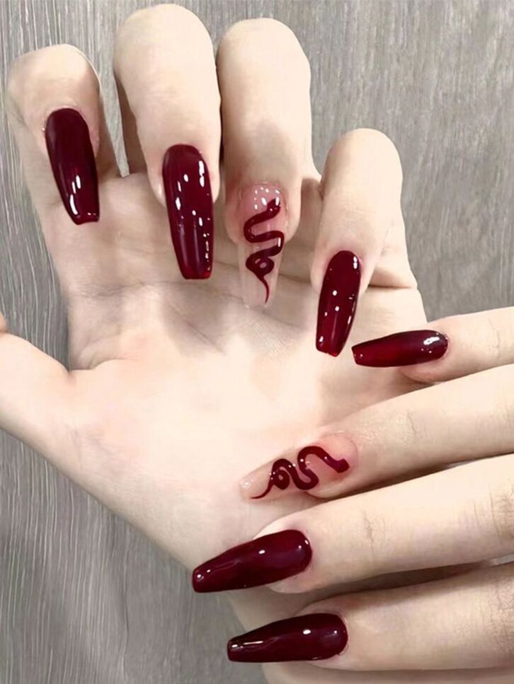 Mẫu móng màu đỏ rượu tạo cảm giác bàn tay trắng sáng
