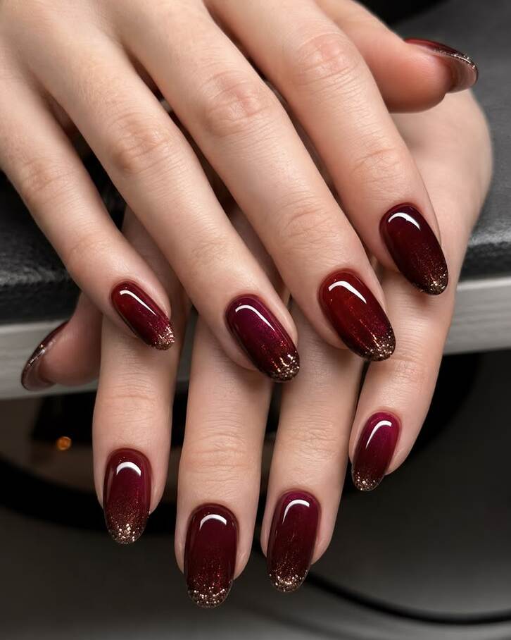 Mẫu móng tay màu đỏ rượu phù hợp cả khi đi làm lẫn dự tiệc