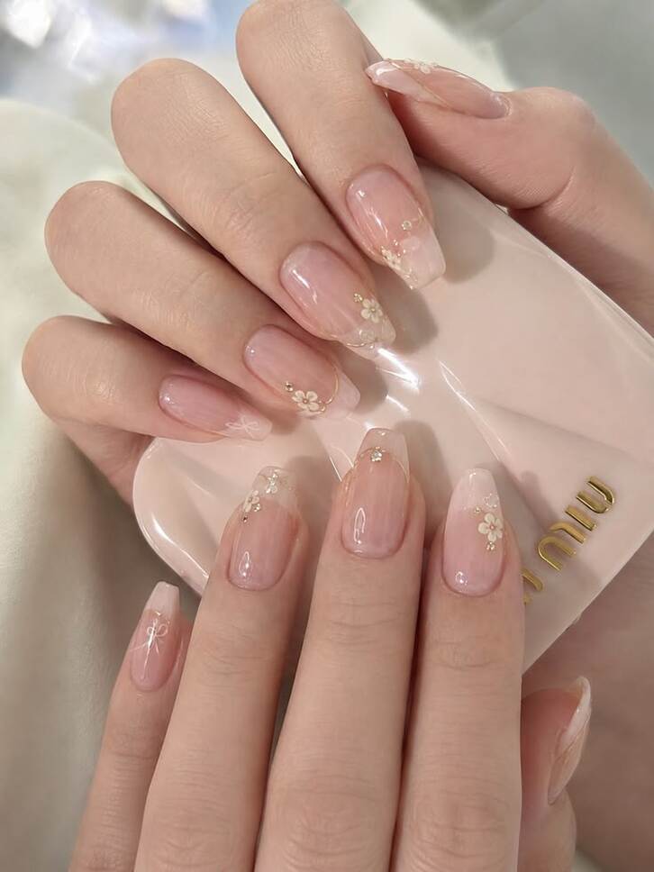 Mẫu nail cute cho móng ngắn tông hồng pastel, nữ tính và dễ thương