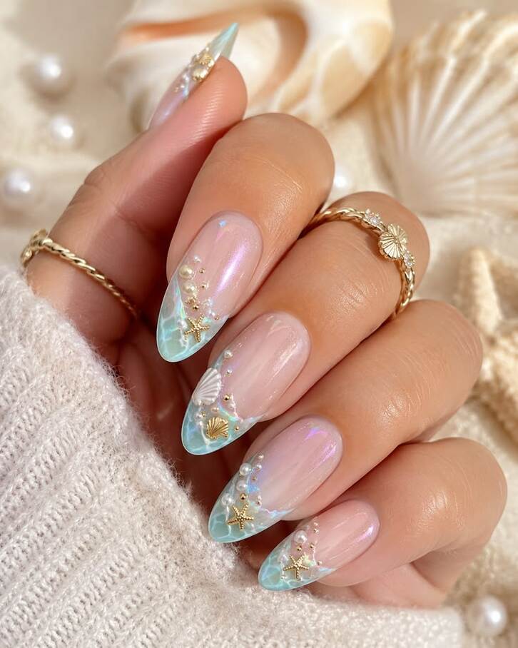 Mẫu nail đi biển tông xanh biển phối nhũ lấp lánh, lung linh như ánh nắng trên mặt nước