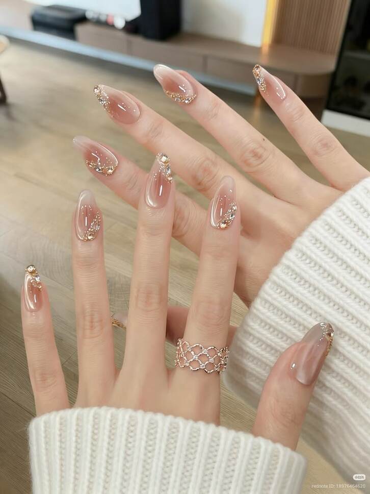 Mẫu nail đính đá đẹp, đơn giản nhưng vẫn tạo điểm