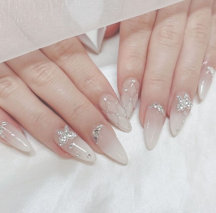 Mẫu nail đính đá đẹp với họa tiết đá nhỏ, tinh tế và sang trọng