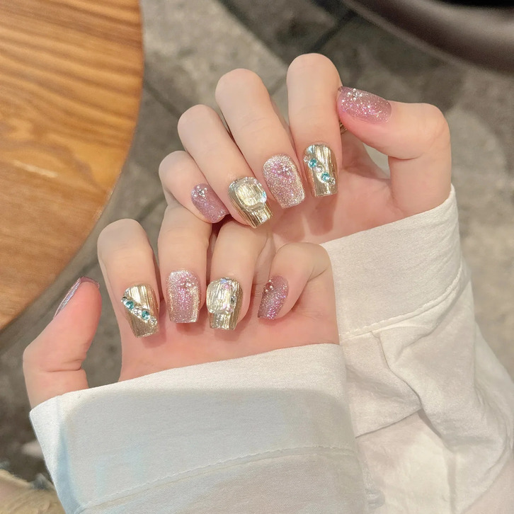 Mẫu nail đính đá kết hợp sơn bóng, tạo hiệu ứng lấp lánh