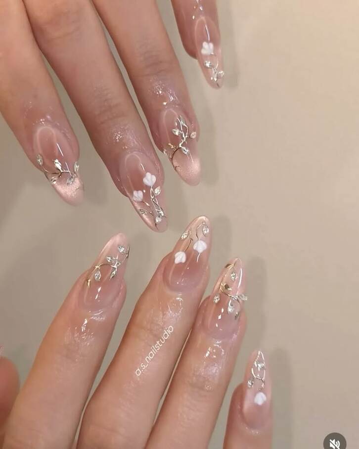 Mẫu nail đính đá kết hợp họa tiết nhẹ nhàng, thanh lịch
