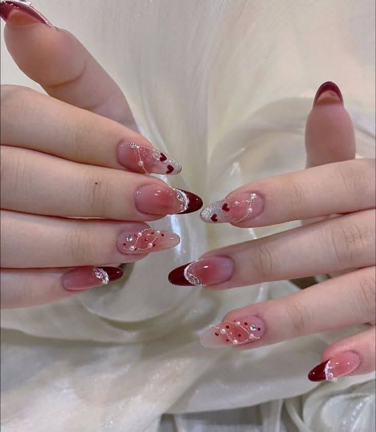 Mẫu nail French tip đỏ trái tim