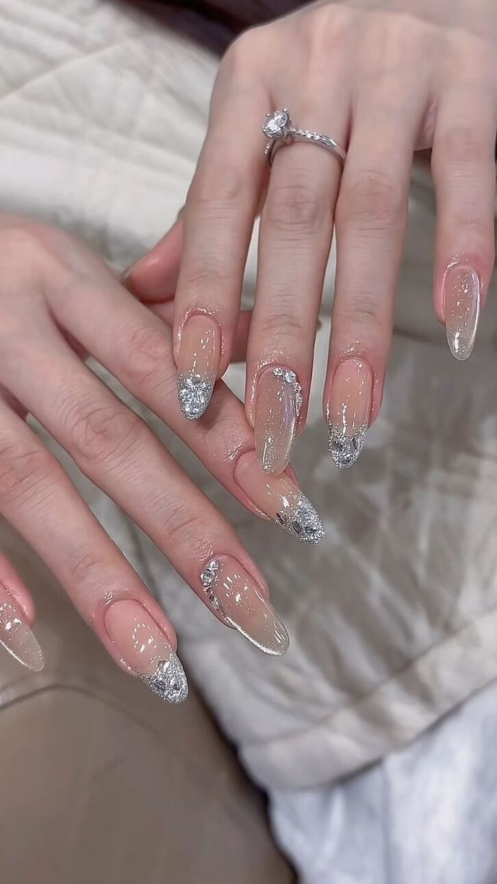Mẫu nail hồng đào giúp bàn tay trông trắng sáng tự nhiên