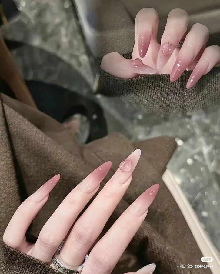 Mẫu nail mắt mèo hồng pastel nhẹ nhàng, tôn lên nét nữ tính dịu dàng cho đôi tay