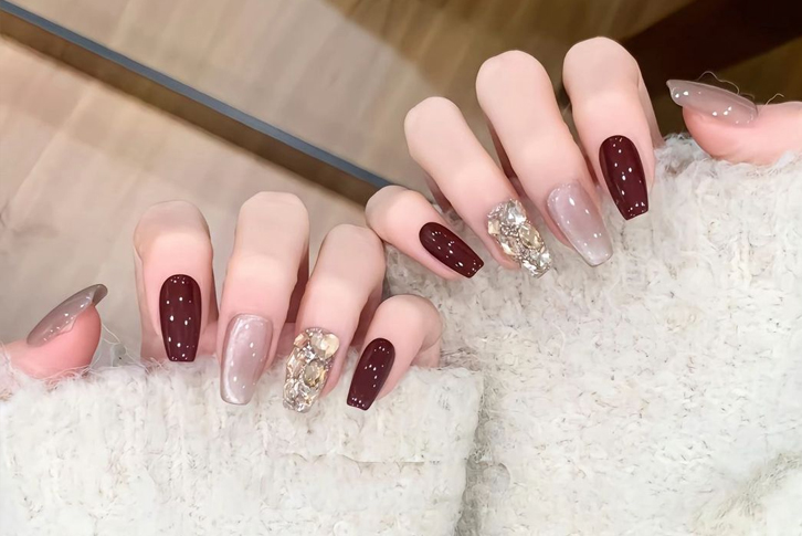 Mẫu nail màu đỏ rượu