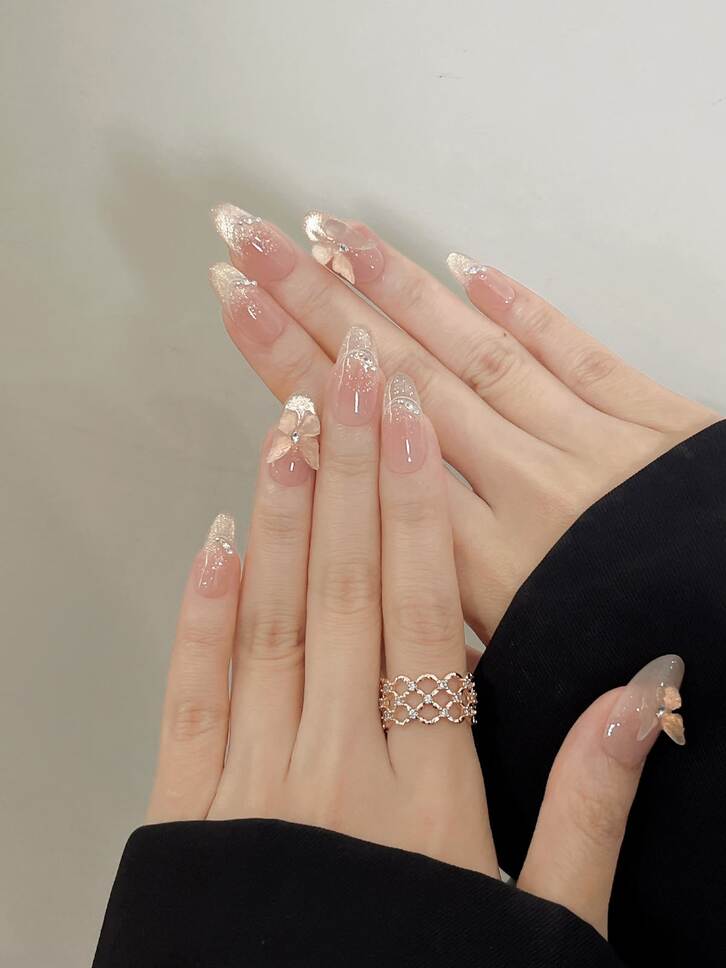 Mẫu nail màu hồng thạch kết hợp đính charm, tạo điểm nhấn nổi bật
