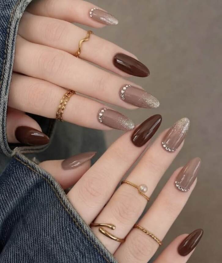 Mẫu nail màu nâu thạch đính đá, tạo điểm nhấn lấp lánh sang trọng