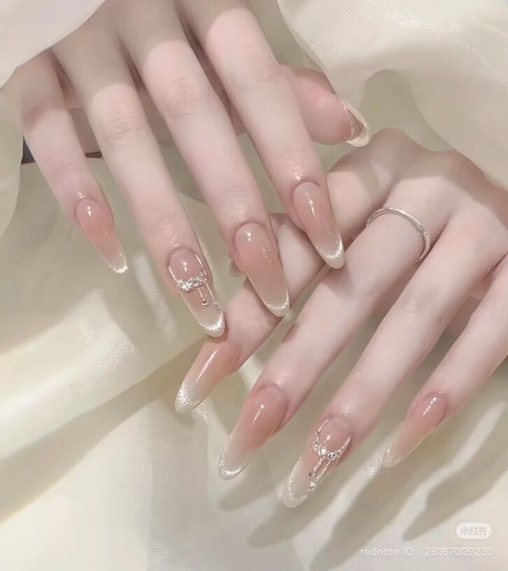 Mẫu nail màu nude giúp làm sáng da, thanh lịch