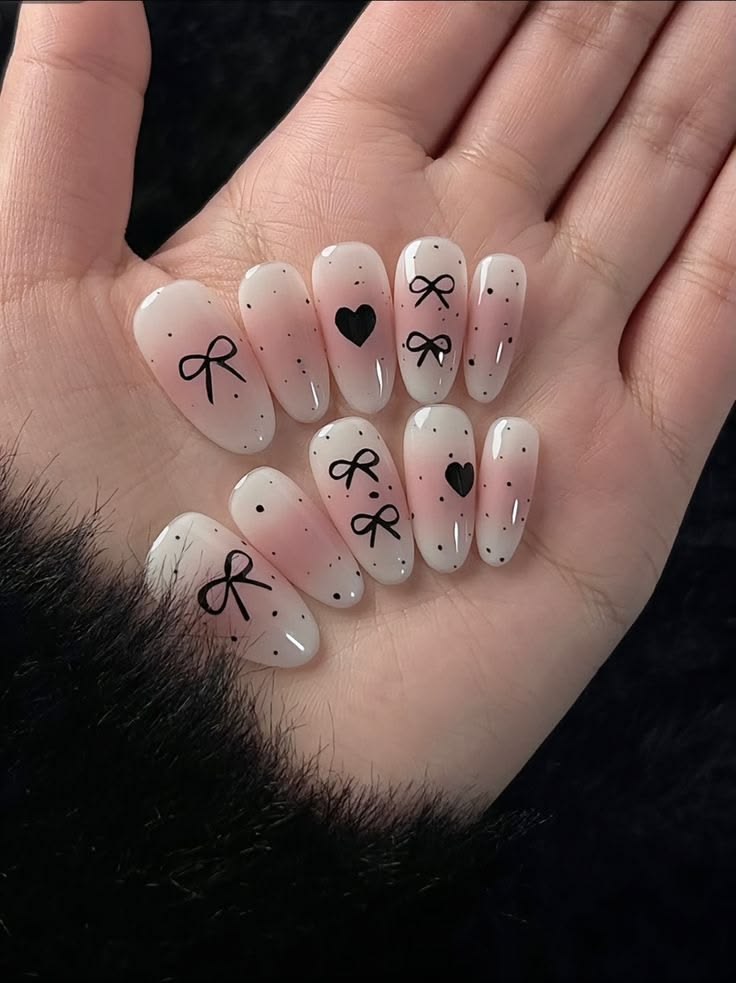 Mẫu nail nơ tim tối giản