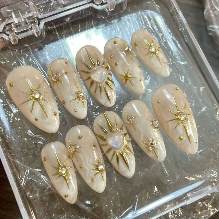 Mẫu nail box cô dâu đính charm, tạo điểm nhấn nhẹ nhàng