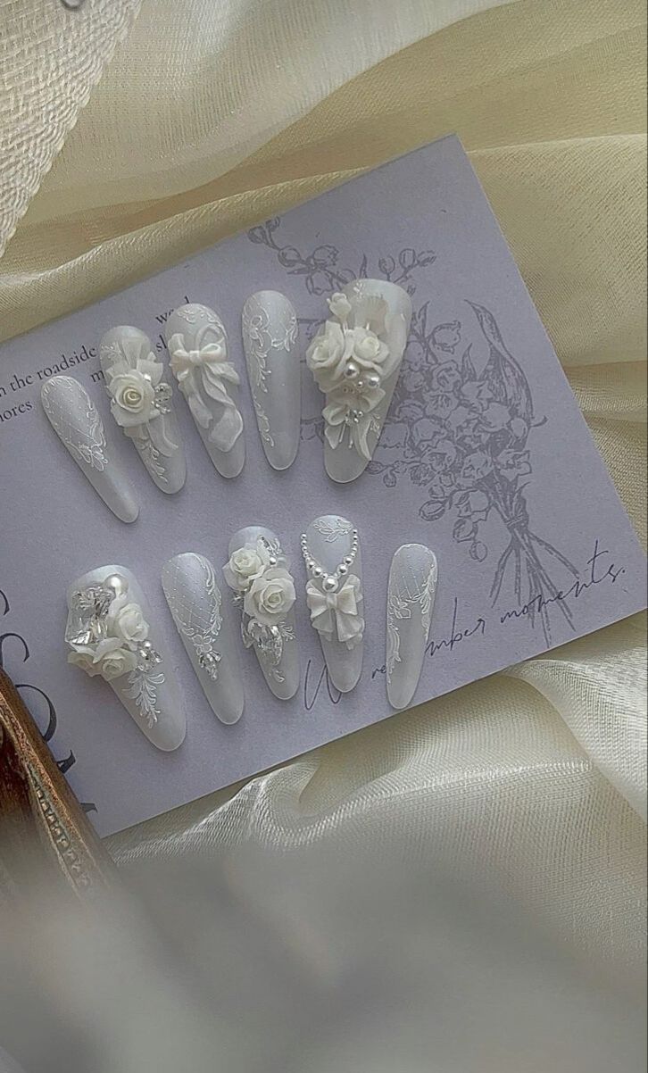 Mẫu nail box cô dâu tông trắng ngọc trai thanh lịch