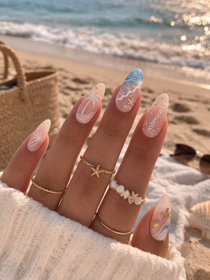 Nail chủ đề biển với họa tiết sóng nước và cây dừa, mang đậm không khí mùa hè