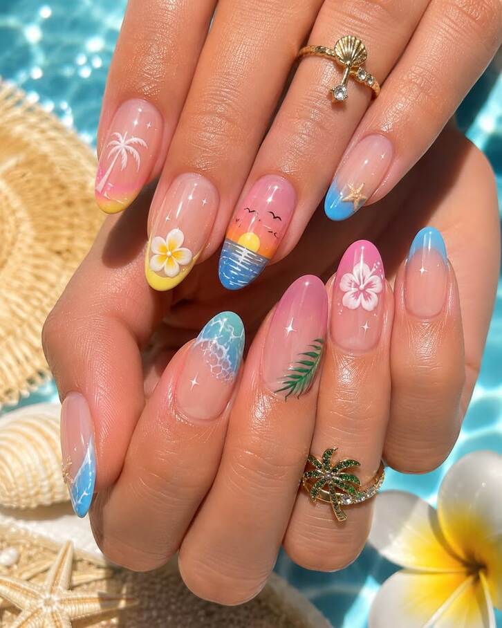 Nail đi biển họa tiết sao biển, phù hợp cho những chuyến du lịch hè đầy nắng gió