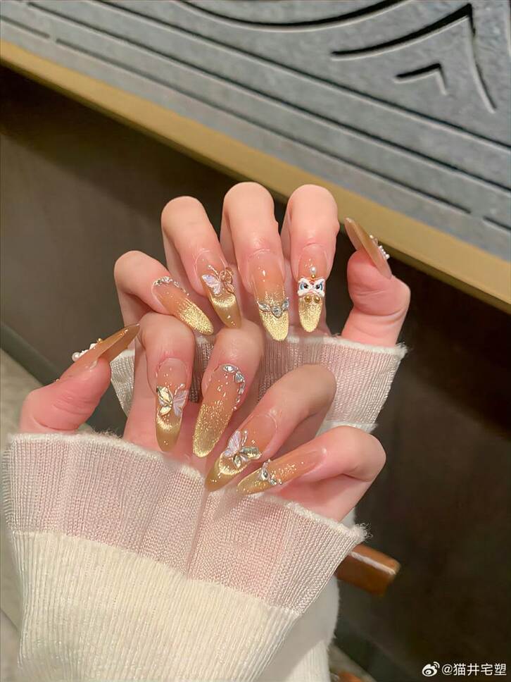 Nail mắt mèo màu vàng kết hợp kim tuyến, tạo hiệu ứng lấp lánh rực rỡ đầy cuốn hút