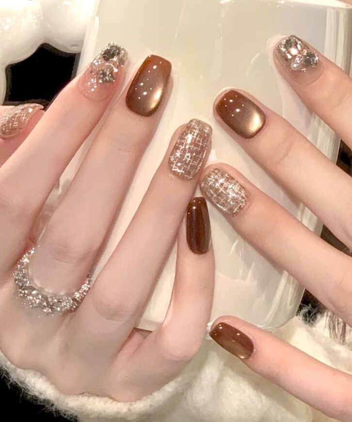 Nail màu nâu thạch phối nhũ, tạo hiệu ứng lấp lánh tinh tế