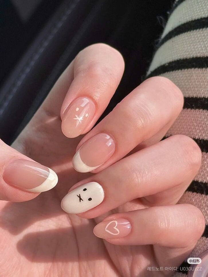 Nail móng ngắn phong cách Hàn Quốc với họa tiết trái tim, đáng yêu và tinh nghịch