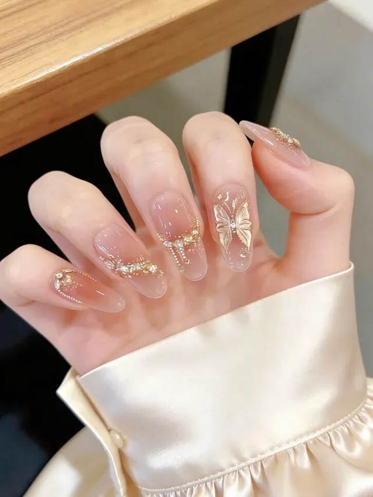 Nail sơn thạch đính đá trong suốt, mang vẻ đẹp trong trẻo