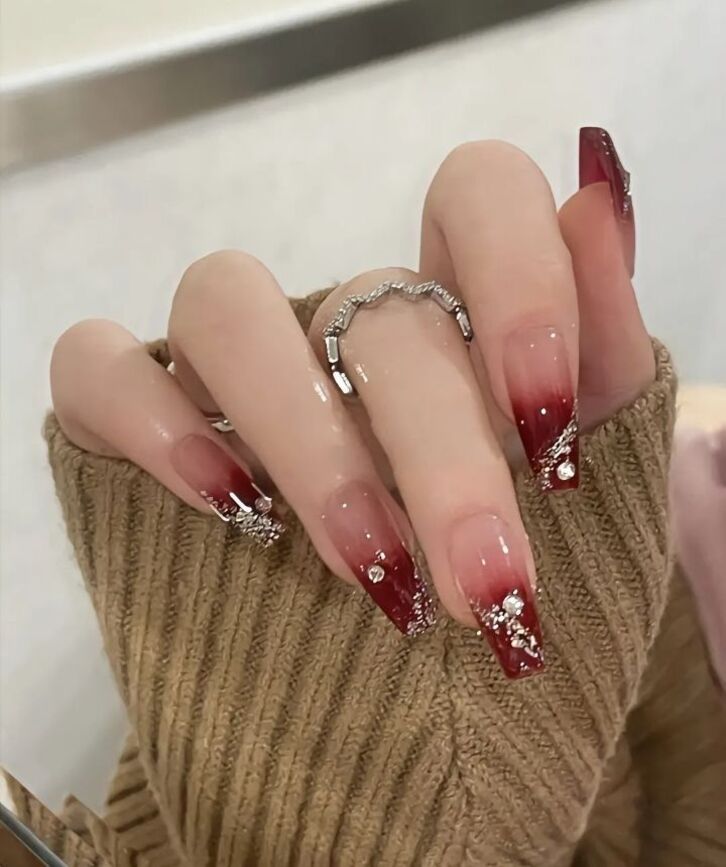 Nail tông đỏ rượu phối kim tuyến sang trọng