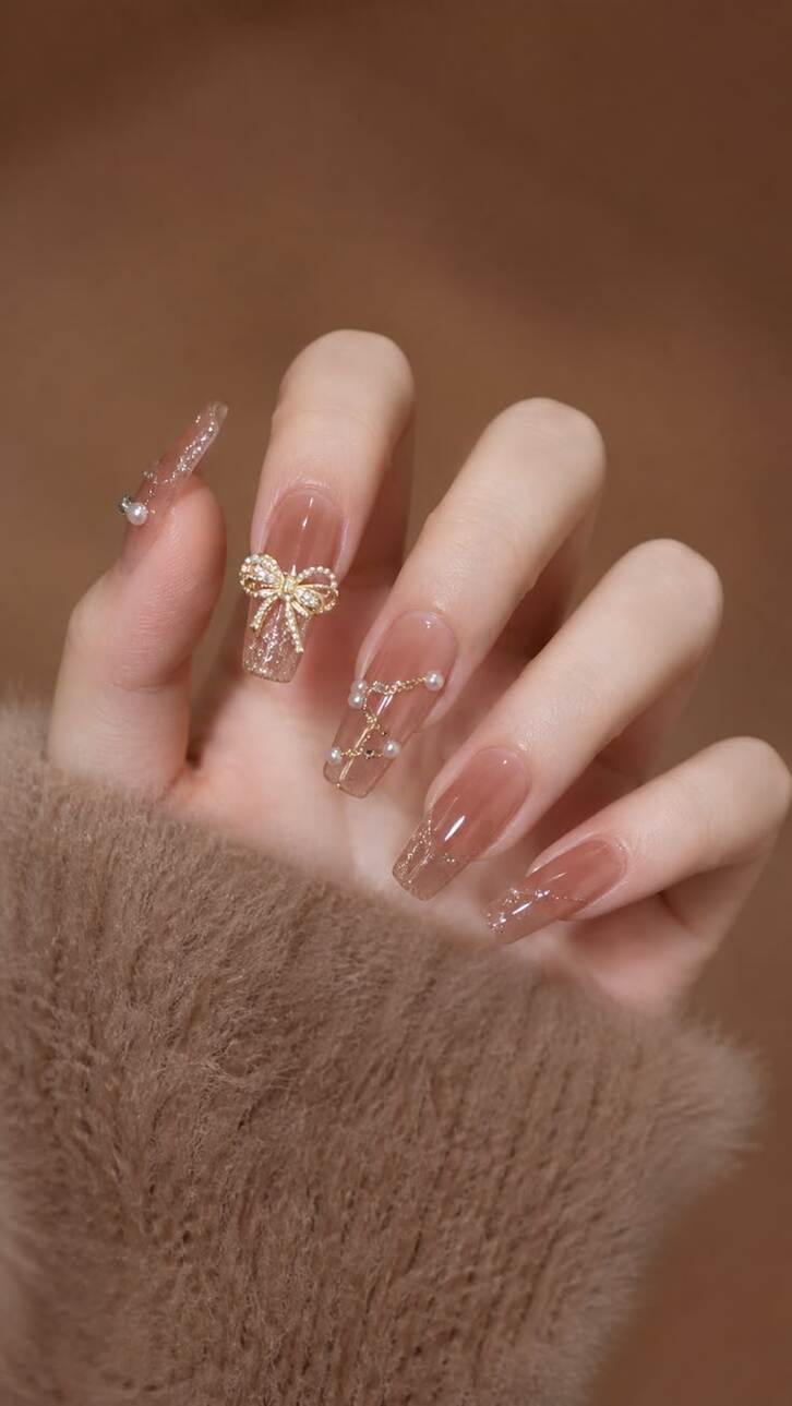 Nail trắng đính đá, thiết kế đơn giản mà vẫn nổi bật
