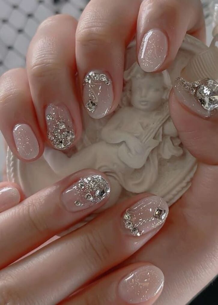 Nail trắng gương đính đá, tạo hiệu ứng bóng bẩy