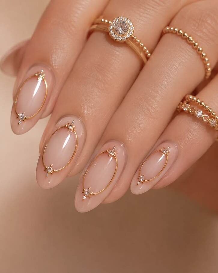 Nail xinh đính đá nhỏ phù hợp đi tiệc
