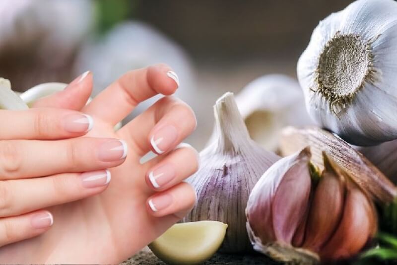 Sử dụng tỏi để làm cứng móng tay